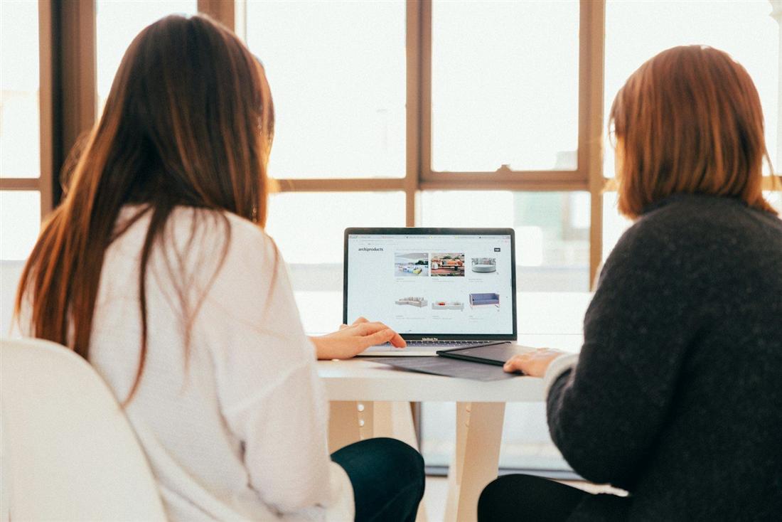 Due colleghe lavorano insieme al computer in ufficio