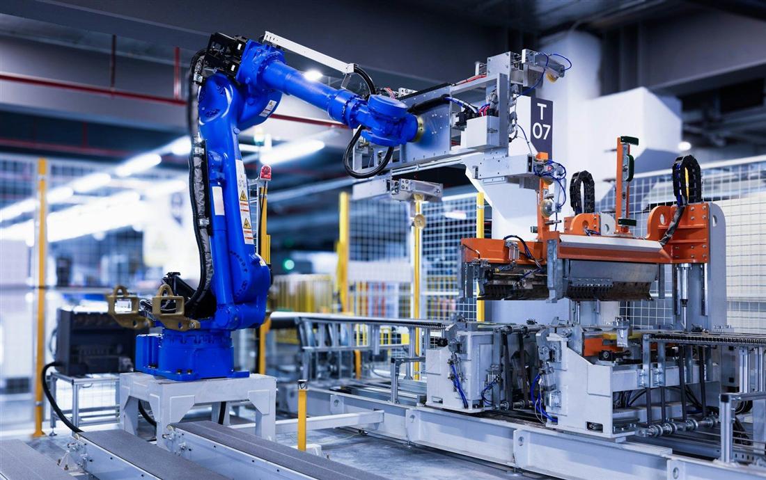 Robot industriale in una linea di produzione